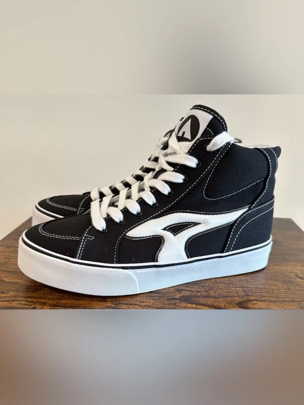 Airwalk Boys Hayden Black/White High Top Sneakers NWT Size Big Boys 6